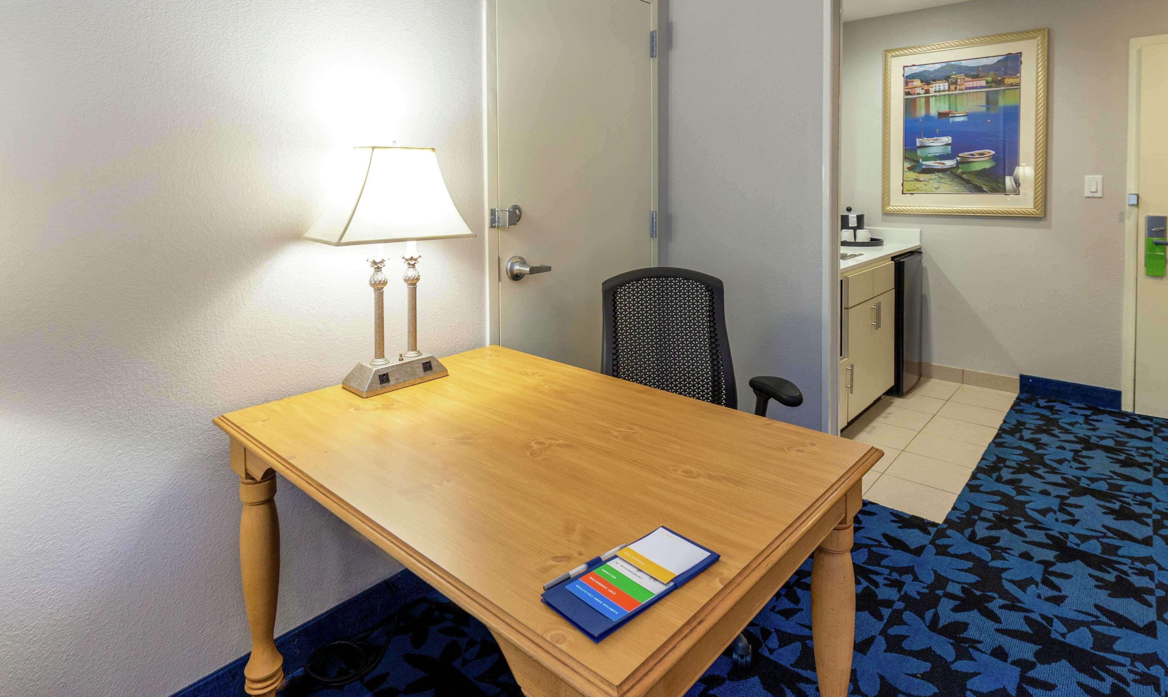 Hampton Inn & Suites Jacksonville Deerwood Park Bagian luar foto